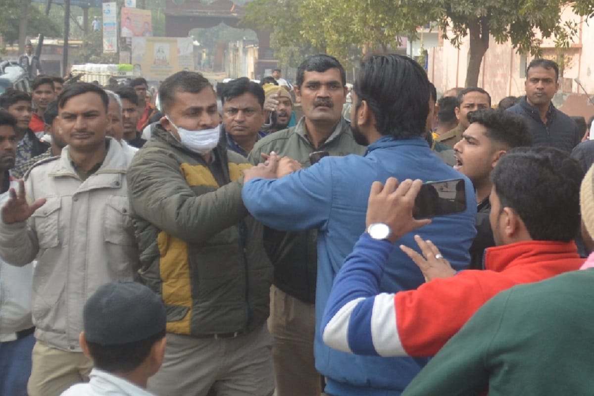 Baghpat News: raid in house of member and villagers have beaten up to employees of forest department