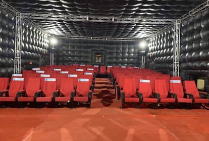 83 Movie Released in the World's Highest Mobile Theater, This Special Theater Built on the Top of the Himalayas