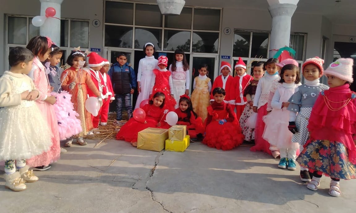 Christmas celebrated in schools, Santa distributed gifts