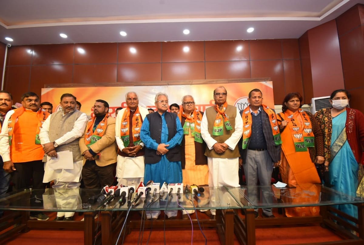 mulayam singh and shivpal yadav close leader Kunwar balveer singh chouhan joins bjp