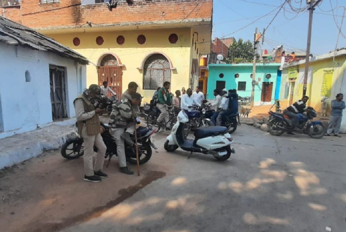 Chhatarpur: Leopard's new location, showing in early morning in Chowk market, forest department team on spot