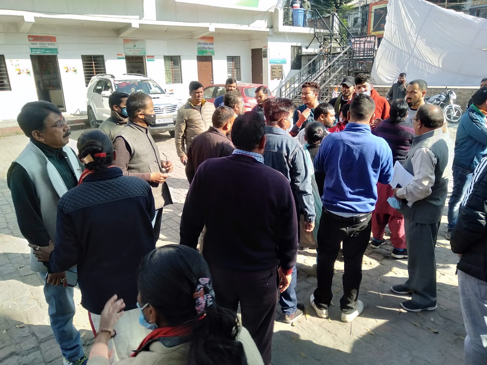 uttarakhand election 2022: After the tweet of former Chief Minister Harish Rawat, congress worker clashed, beaten leader