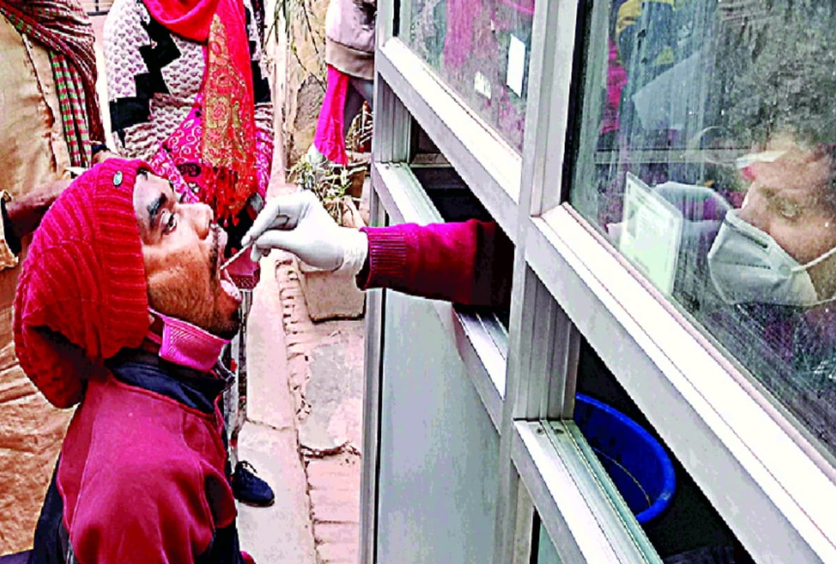 अस्पताल में कोरोना की जांच कराते लोग