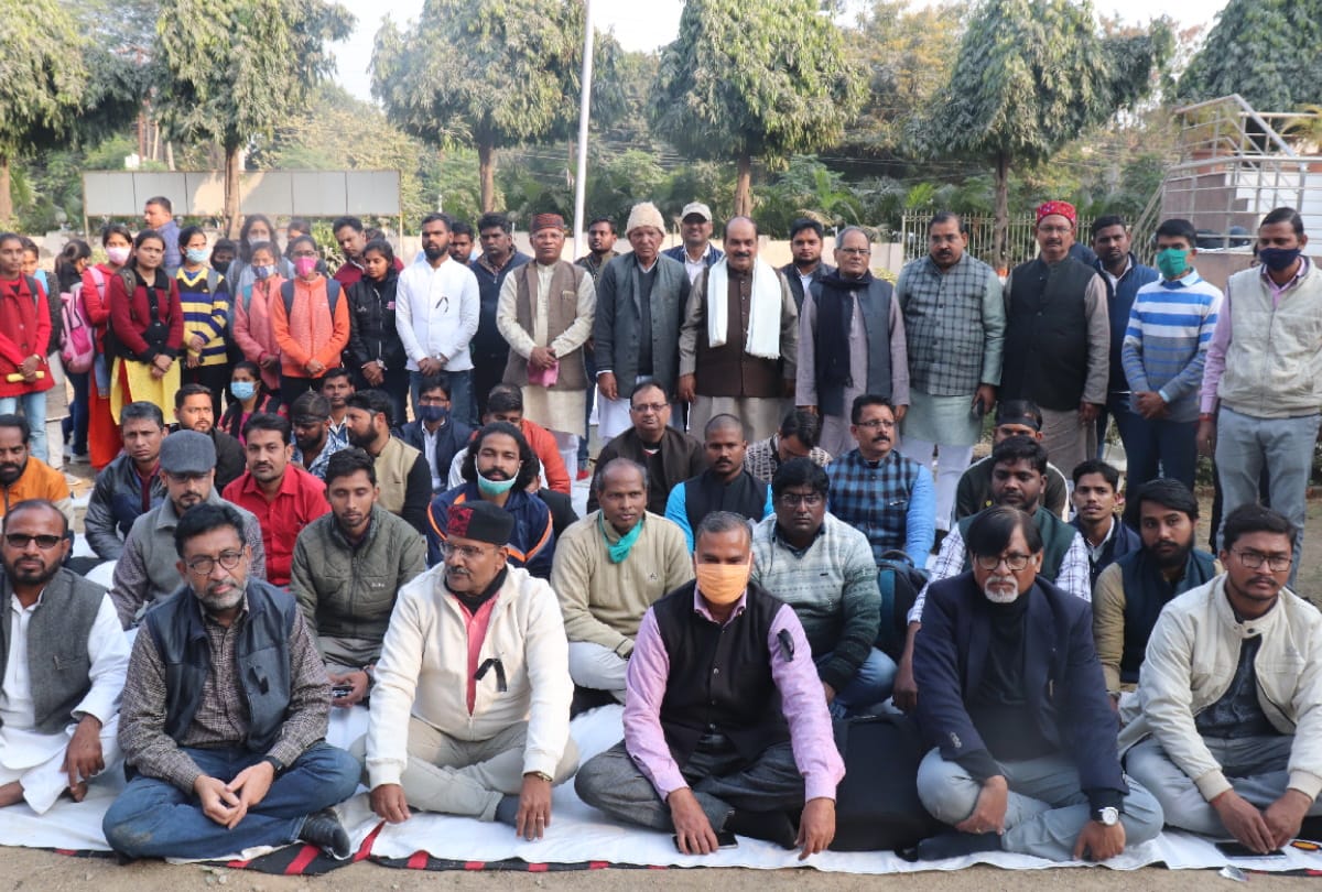 Gorakhpur University On fourth day also Prof Kamlesh Gupta Satyagraha continues in Gorakhpur