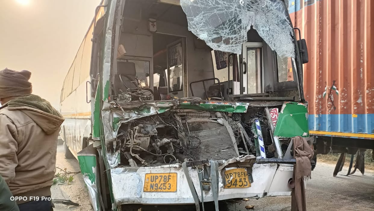 Bus collides with truck due to fog, seven people injured