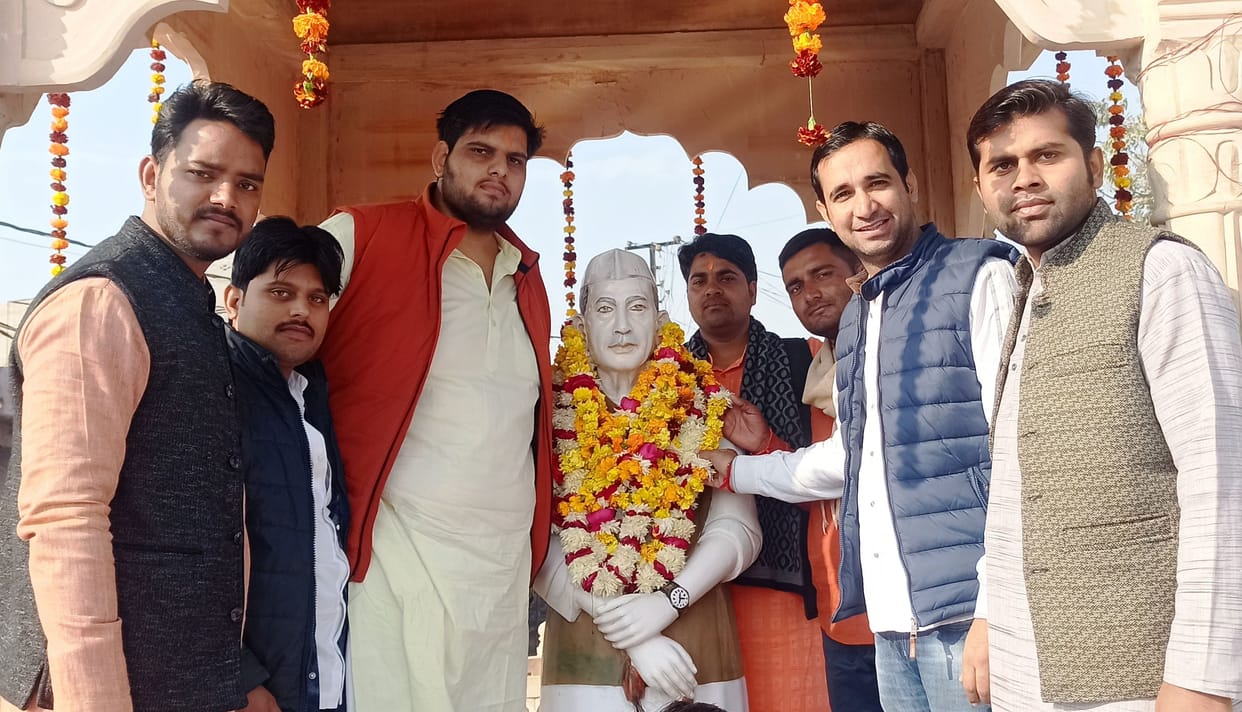 Hathras: Political party, social workers bow down to Chaudhary Charan Singh on his birth anniversary
