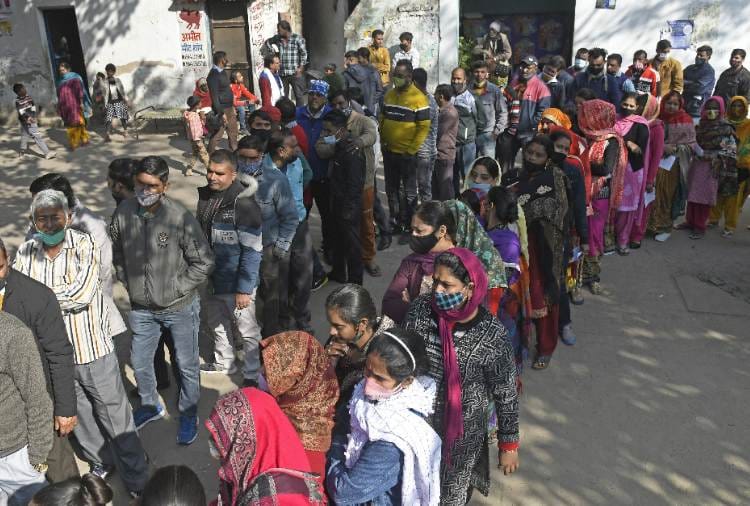 Chandigarh Municipal Corporation Election People kept wandering for voting due to incomplete preparations of EC