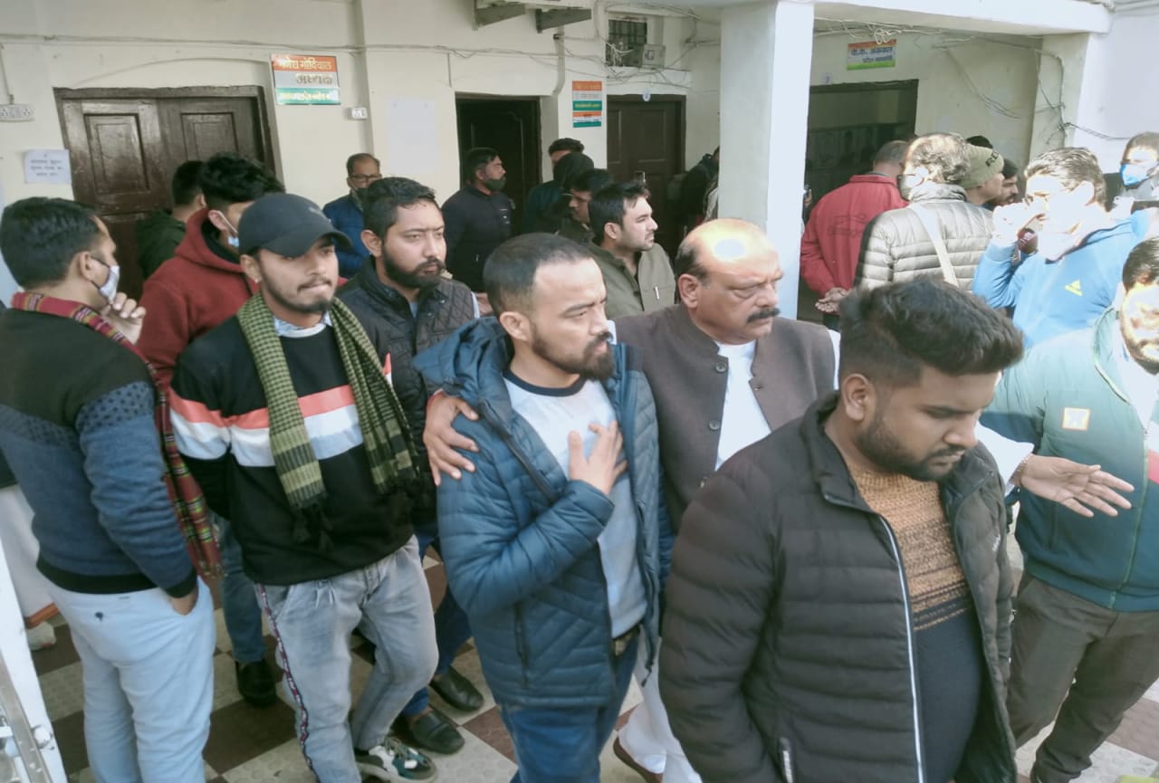 uttarakhand election 2022: After the tweet of former Chief Minister Harish Rawat, congress worker clashed, beaten leader