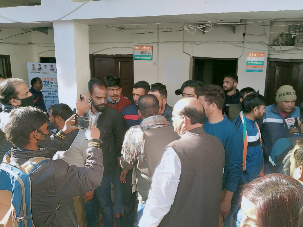 uttarakhand election 2022: After the tweet of former Chief Minister Harish Rawat, congress worker clashed, beaten leader