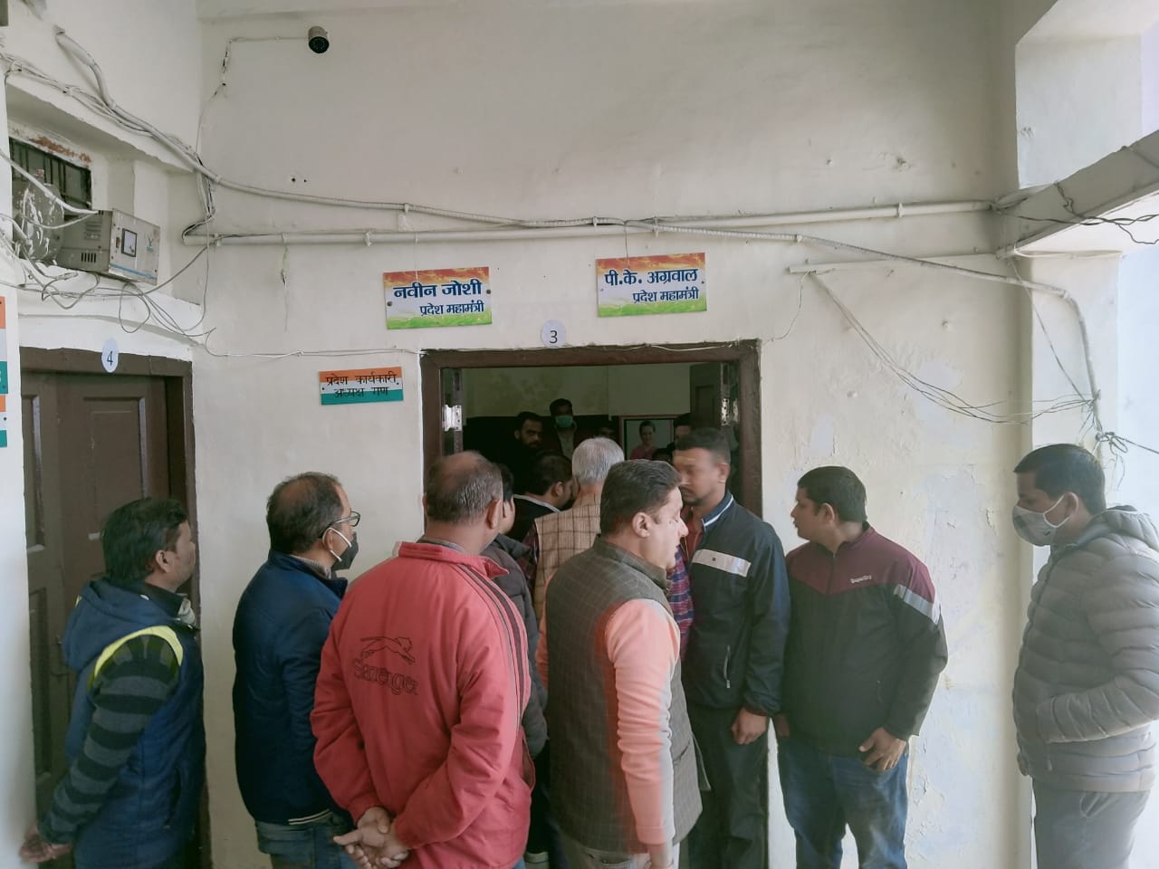 uttarakhand election 2022: After the tweet of former Chief Minister Harish Rawat, congress worker clashed, beaten leader
