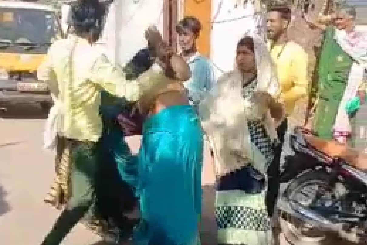 Hoshangabad: दो लाख रुपये नहीं लाने पर महिला को सड़क पर पीटा गया