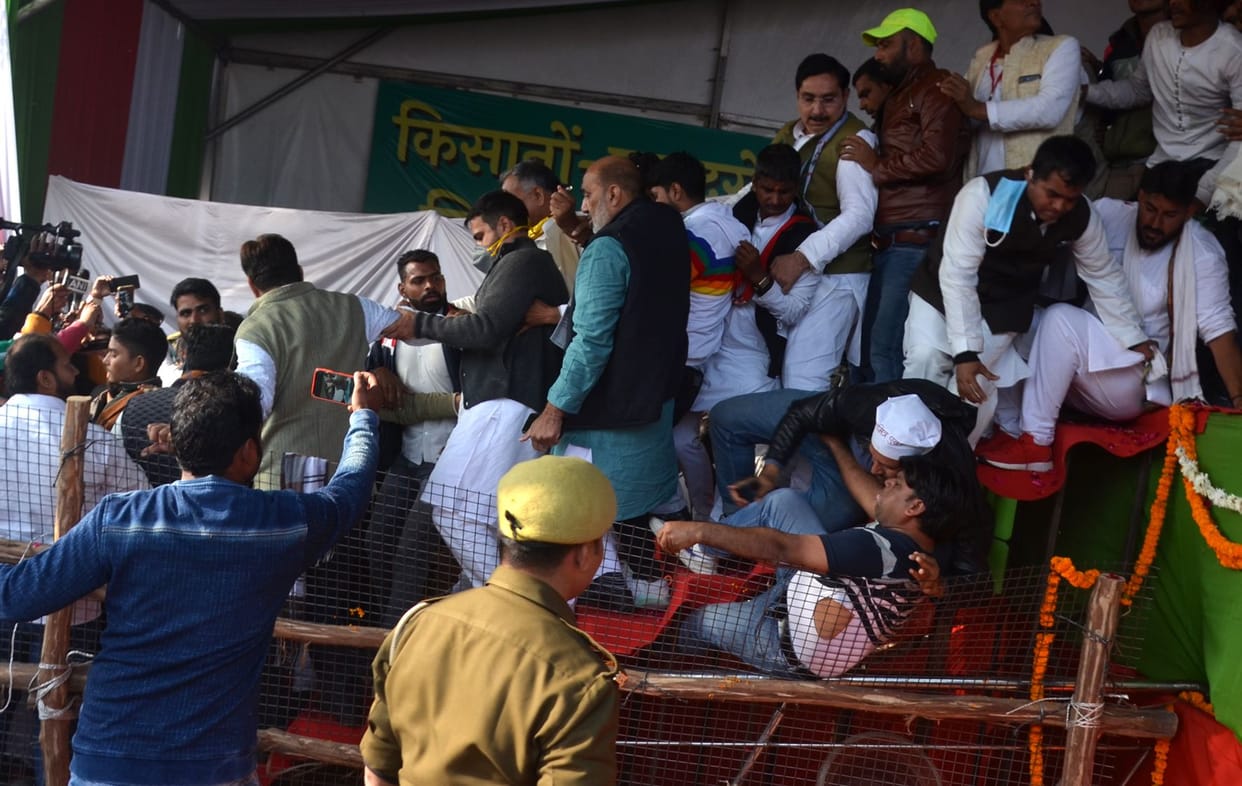 Aligarh: Stairs broke due to people climbing on the platform together