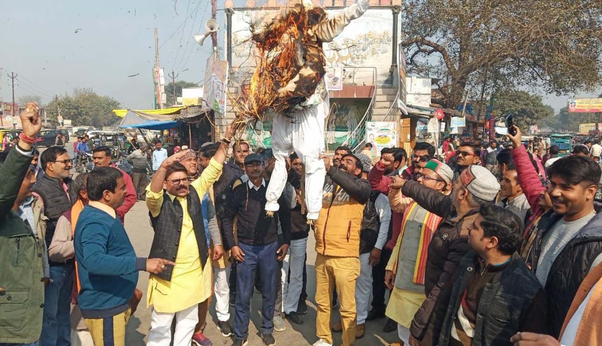 People of Brahmin society burnt the effigy of Jitan Ram Manjhi