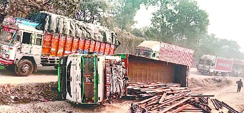 Heavy jam started to overturn the truck at Hulasnagra