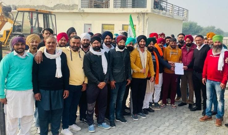 Now a new dispute started: Farmers demanded free service for the people of 8 villages, reached the toll and submitted a memorandum