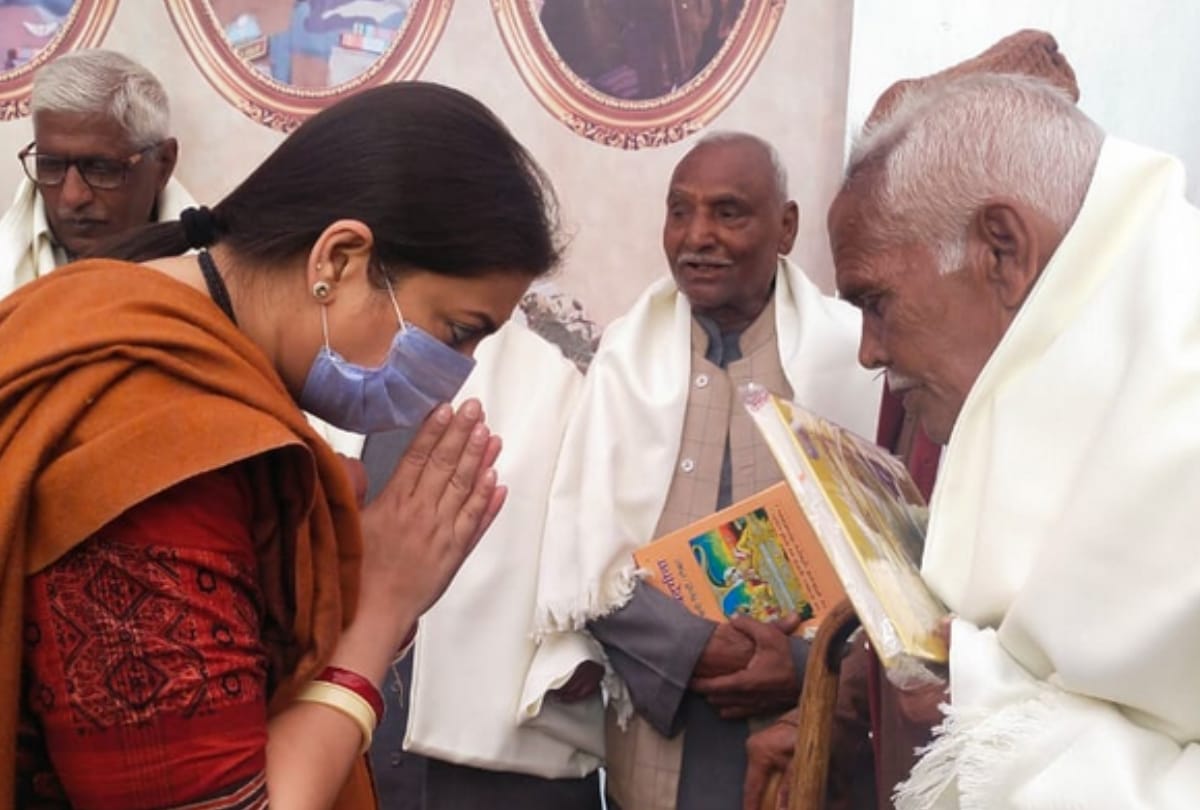 Rae Bareli: Union Minister Smriti Irani attacked Congress, said - respect for retired soldiers and teachers