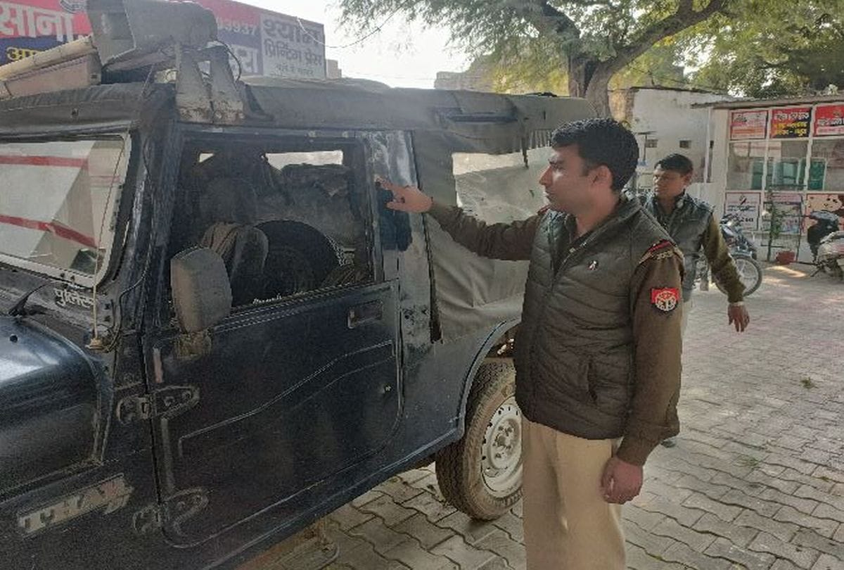 Miscreants Attcak On Police Team In Barsana Contable Injured