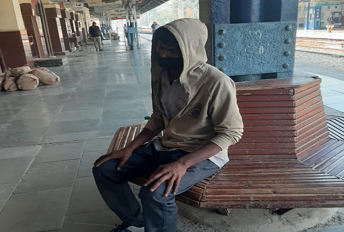 Foreign youth assaulted and snatched in mirzapur railway station he is in injured condition