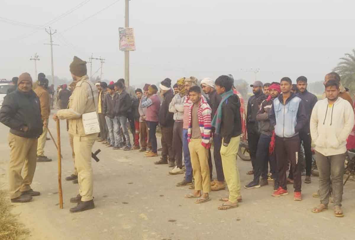 Auraiya: dead body of man and woman was found near car on roadside