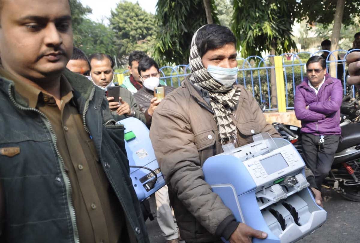 Guarding of safes: Piyush Jain's house has barbed wire around thieves, current running in wall's at night