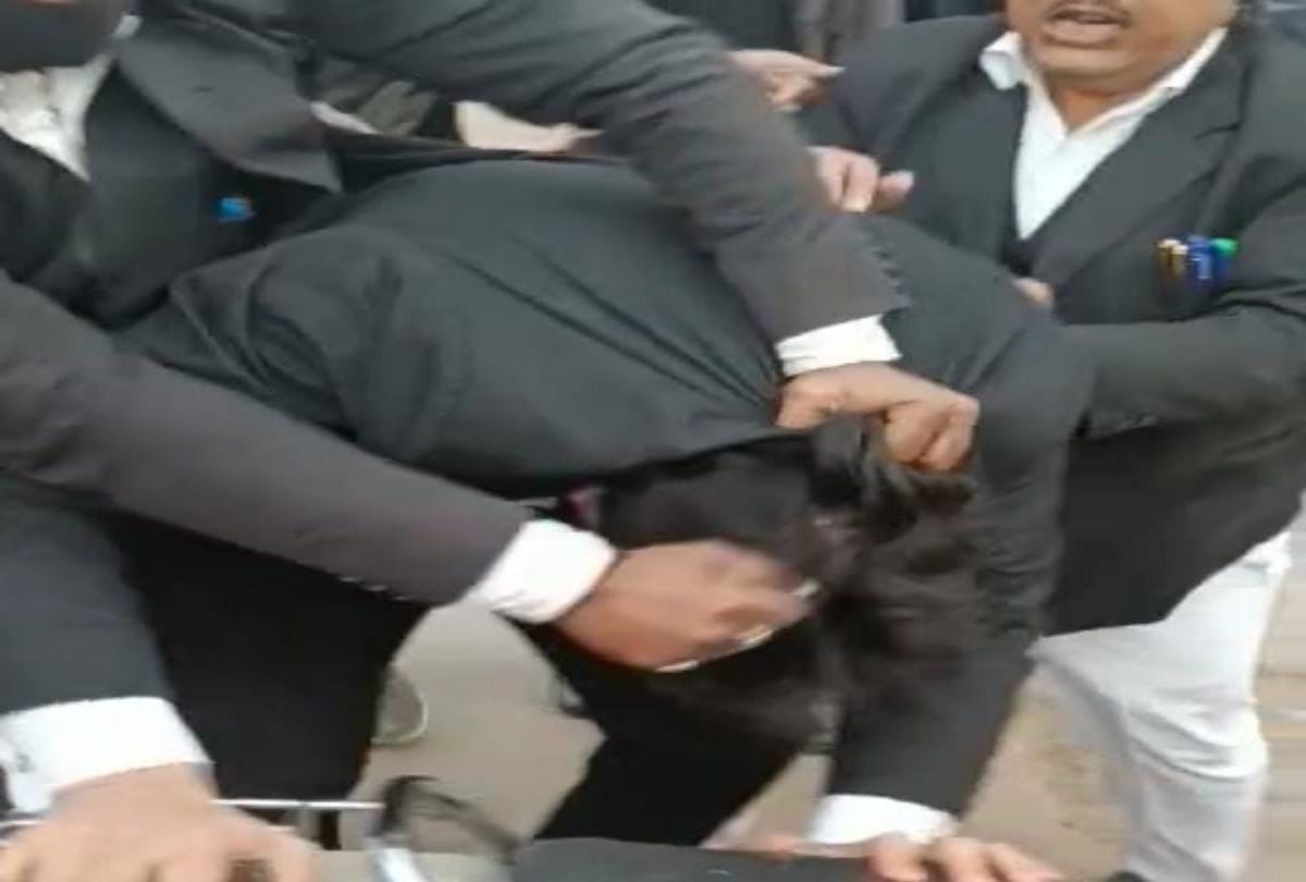 Heavy conflict between two groups of lawyers inside the police station, force of many police stations reached the spot