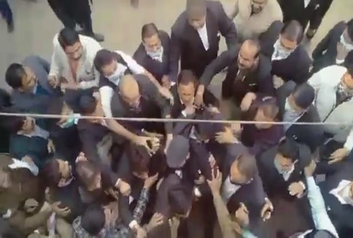 Heavy conflict between two groups of lawyers inside the police station, force of many police stations reached the spot