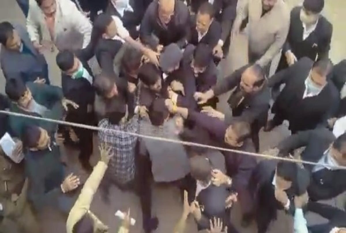 Heavy conflict between two groups of lawyers inside the police station, force of many police stations reached the spot