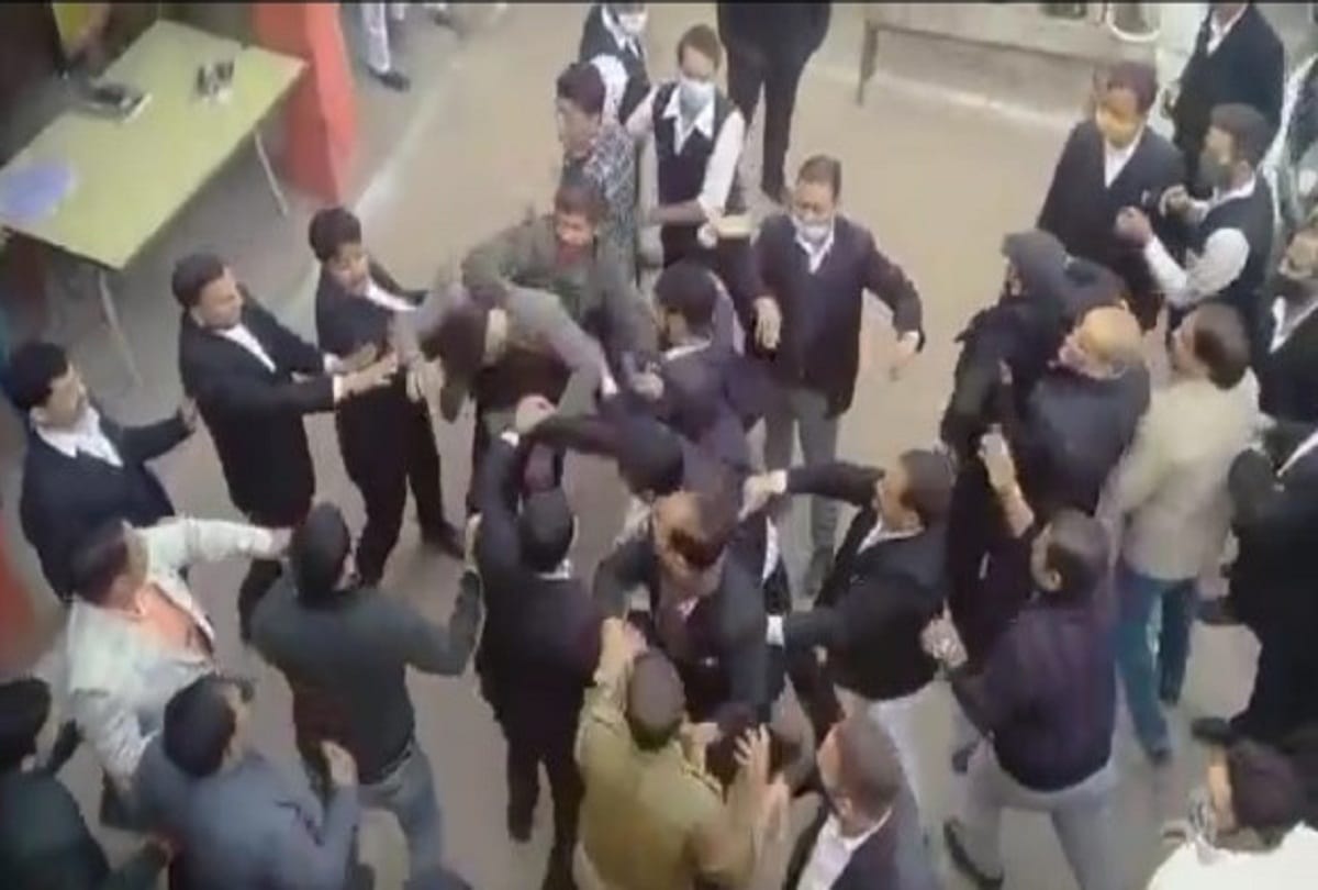 Heavy conflict between two groups of lawyers inside the police station, force of many police stations reached the spot