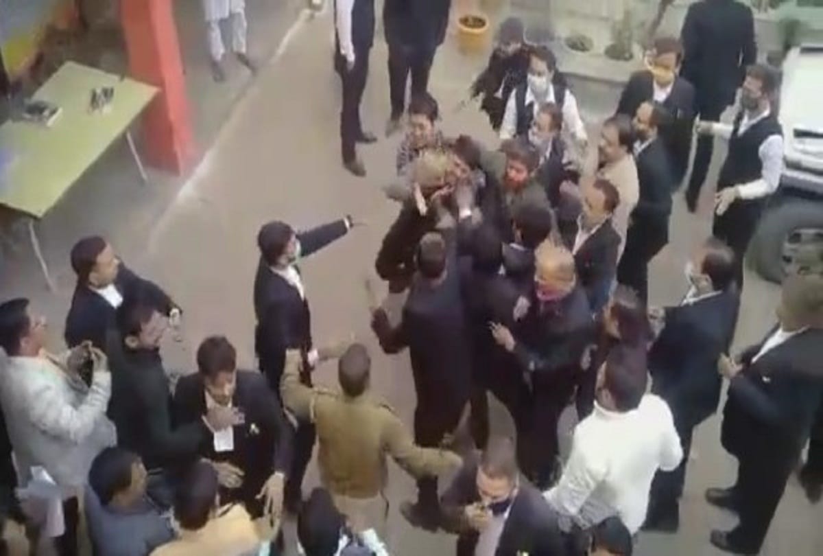 Heavy conflict between two groups of lawyers inside the police station, force of many police stations reached the spot