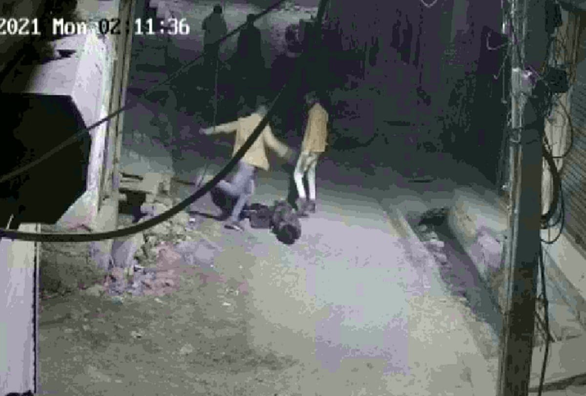 Delhi Sangam Vihar Murder man was beaten to death and another person was severely injured for resisting a robbery bid See Photos