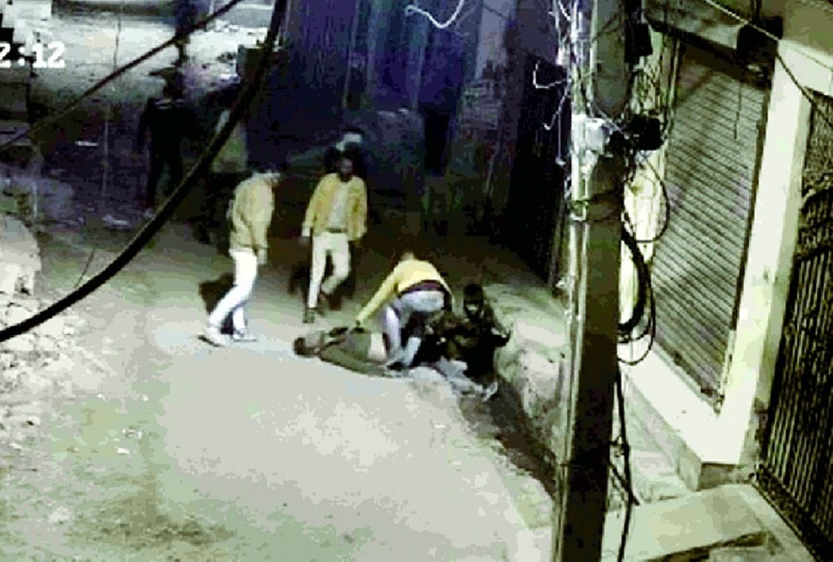 Delhi Sangam Vihar Murder man was beaten to death and another person was severely injured for resisting a robbery bid See Photos