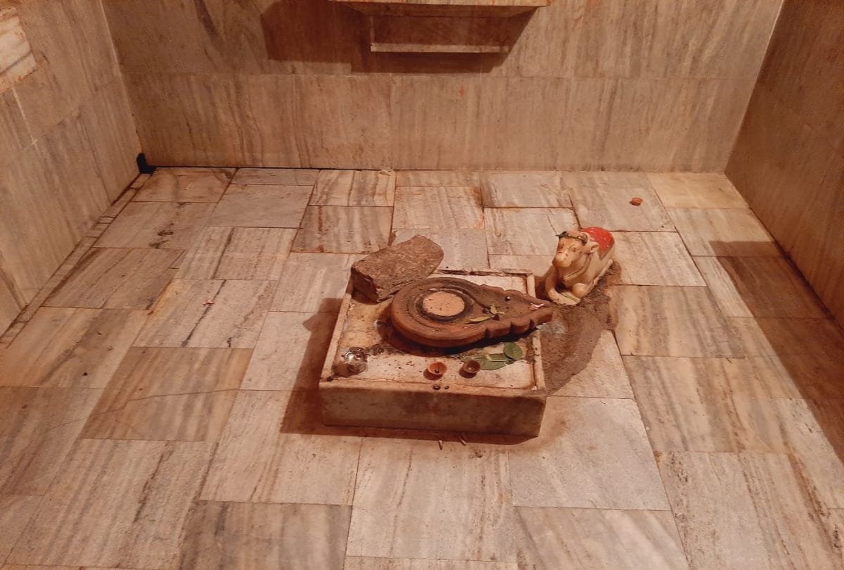 Thieves stole Shivling from shiv temple in etah