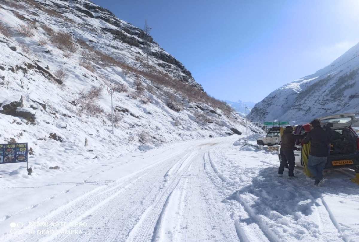 himachal weather update: Snowfall on the peaks of Atal Tunnel and Manali, tourists had a lot of fun, see photos