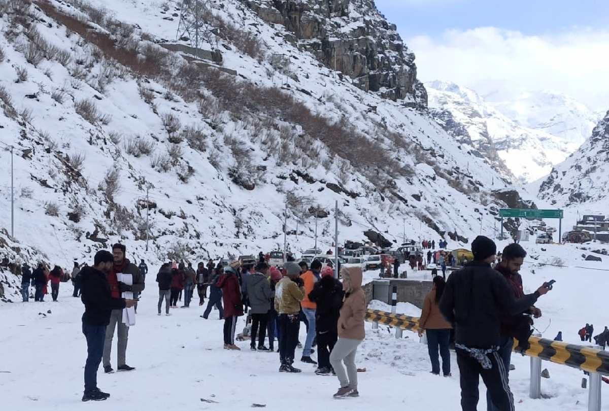 himachal weather update: Snowfall on the peaks of Atal Tunnel and Manali, tourists had a lot of fun, see photos