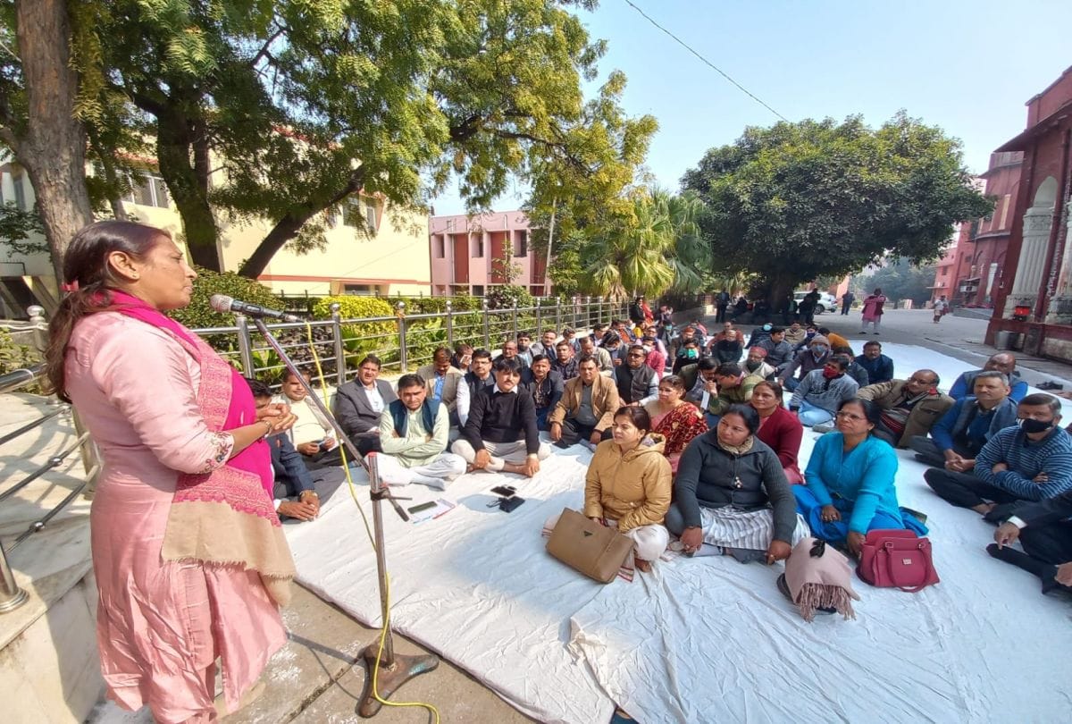 DBRAU Teachers protest at university campus in Agra