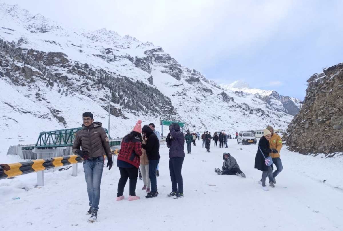 himachal weather update: Snowfall on the peaks of Atal Tunnel and Manali, tourists had a lot of fun, see photos