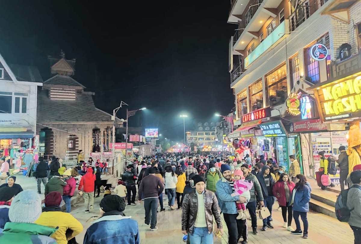 Lakhs of tourists flocked to celebrate White Christmas in Himachal, hotels packed
