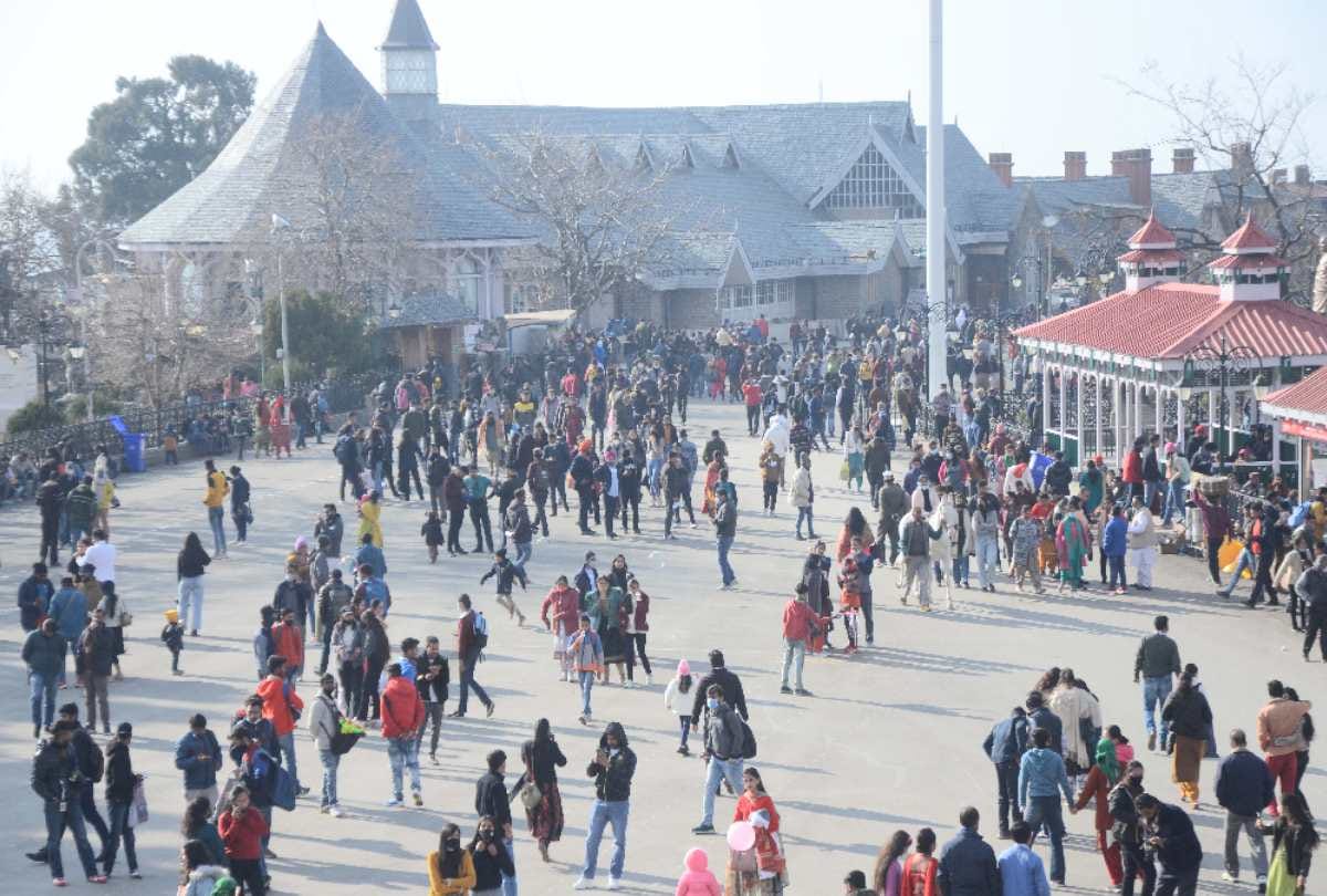 Lakhs of tourists flocked to celebrate White Christmas in Himachal, hotels packed