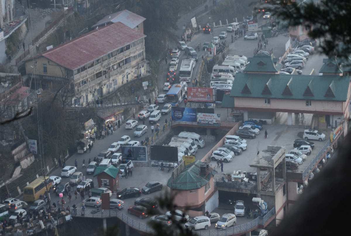 Lakhs of tourists flocked to celebrate White Christmas in Himachal, hotels packed