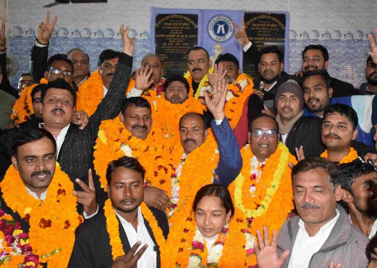 Varanasi Central Bar Association President Mohan and Ashwani Rai became General Secretary supporters were shocked as soon as results came 