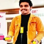उपकरणों की जानकारी देता लवकेश।