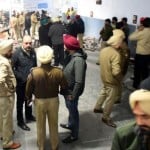 धमाकास्थल पर मौजूद पुलिसकर्मी।