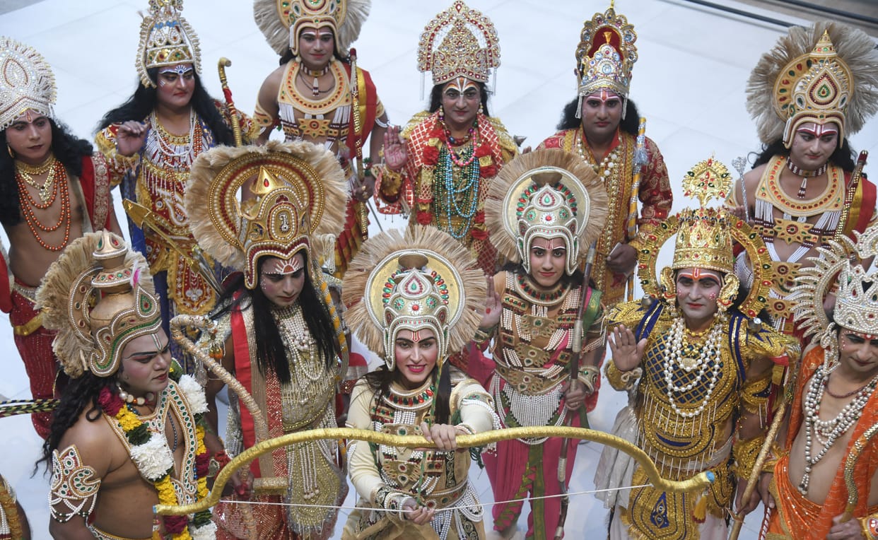 Pepople see 100 Lord Ram together in Tagore Theatre