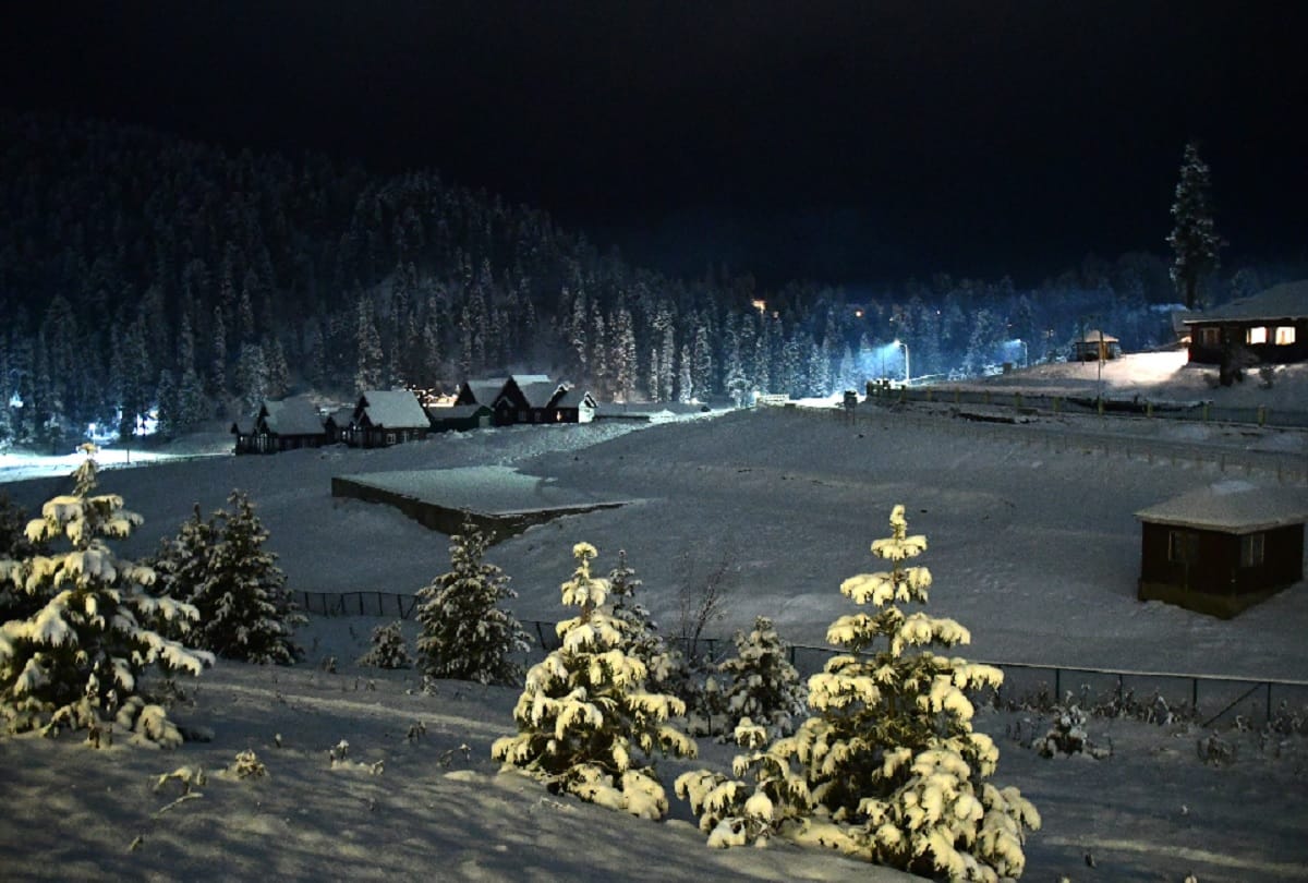 Preparations to welcome White Christmas in Gulmarg thousands of tourists reached Kashmir