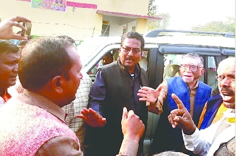MPs and MLAs arrived to persuade the villagers, did not allow them to enter the village