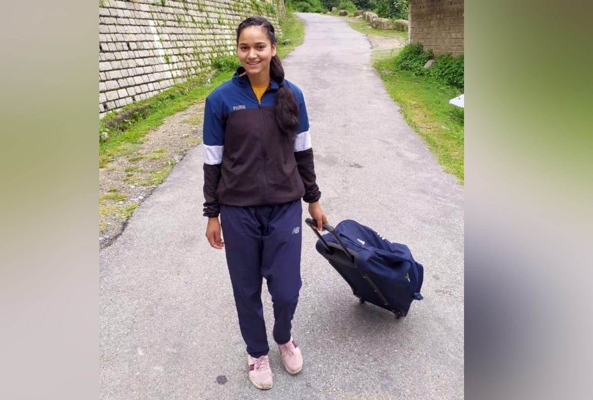 Neha Thakur Himachal Team captain for under 17 volleyball champioship in kolkata