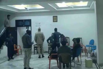 जांच करती टीम