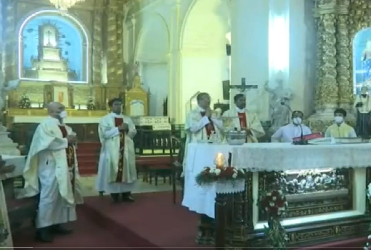 Midnight prayers started in churches on the occasion of Christmas see pictures and check all updates