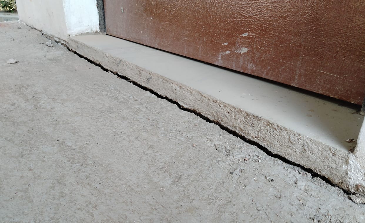 Cracks in the floor of the building of One Stop Center made of Rs 49 lakh in District Hospital