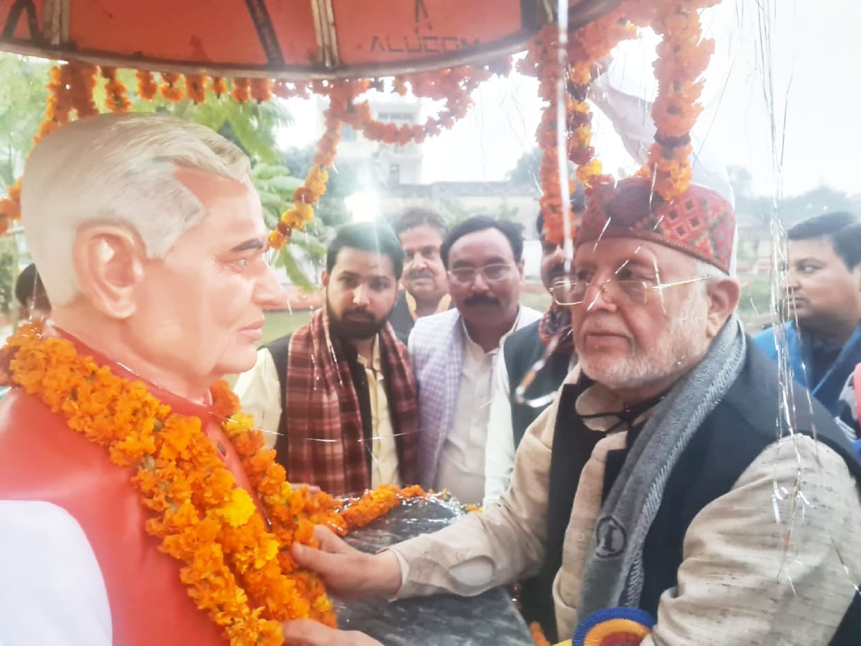 Cabinet minister garlanded Atal's statue
